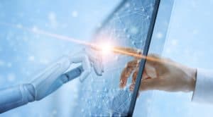 Mains de robot d'intelligence artificielle et d'humain sur un écran