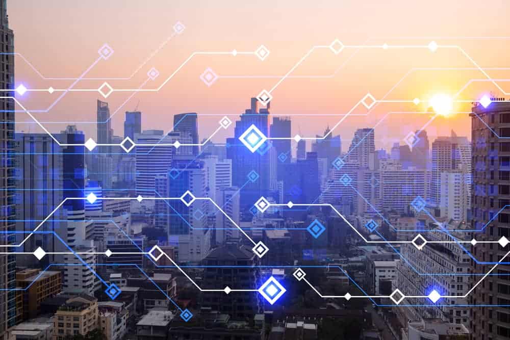 Hologramme lumineux de processus technologique, paysage urbain panoramique aérien de Bangkok