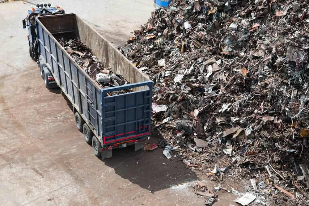 Déchargement de déchet par un camion dans un centre de déchargement
