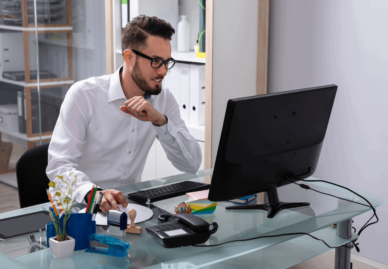 Homme travaillant sur un ordinateur